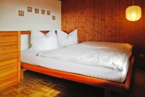מיטה או מיטות בחדר ב-Sackpfeifenblick holiday home, Hatzfeld