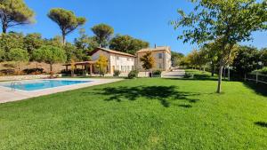 una casa con un patio con piscina en I Casali di Colle Monte, en San Giuliano di Puglia