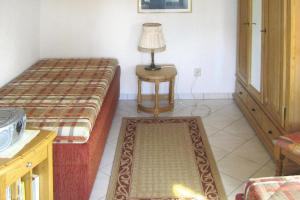 ein Schlafzimmer mit einem Bett und einer Lampe auf einem Tisch in der Unterkunft Holiday house "Rennsteig" , Suhl in Suhl