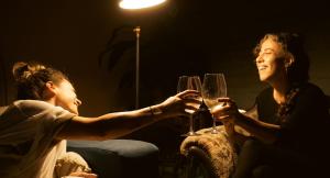 Un uomo e una donna con in mano dei bicchieri di vino. di Ambar Posada Boutique a Aiguá