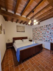 een slaapkamer met een bed en een houten plafond bij Il Castello di Monteggiori in Camaiore