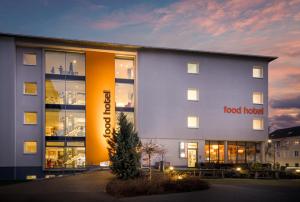 un edificio con un cartel de hotel de comida en el costado. en Food Hotel, en Neuwied