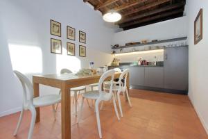 a kitchen and dining room with a table and chairs at Residenza Torre Vecchiarelli - apt 3 in Rome