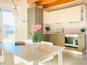 A kitchen or kitchenette at Stepandgo Milano Navigli