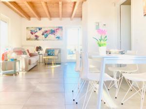 A seating area at Stepandgo Milano Navigli