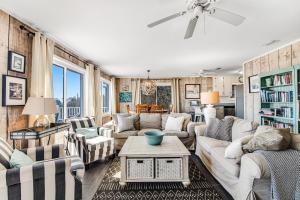 ein Wohnzimmer mit Sofas und einem Tisch in der Unterkunft Sea Forever in Gulf Shores