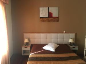 1 dormitorio con 1 cama con 2 mesitas de noche y 2 lámparas en Florinda, en Chaves