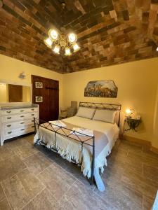 Ένα ή περισσότερα κρεβάτια σε δωμάτιο στο Antica Casa del Glicine