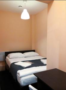 モスクワにあるMakarov Hostelのベッドルーム1室(ベッド2台、テーブル、照明付)