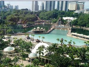 een uitzicht op het waterpark in een attractiepark bij Hotel Sunjoy9 Bandar Sunway in Petaling Jaya