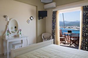 劳特拉奥雷亚斯埃利尼斯米雷拉一室公寓的一间带床的卧室和一个带桌子的阳台