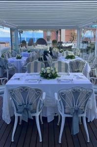 Reštaurácia alebo iné gastronomické zariadenie v ubytovaní Hotel Italia Palace