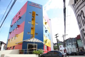 un edificio colorido en medio de una calle en Hotel Piramide - Dois de Julho (Adult Only), en Salvador