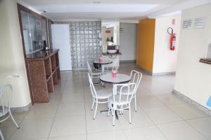 薩爾瓦多的住宿－皮莫米都多伊思迪朱留酒店（僅接待成人），一间用餐室,内设桌椅