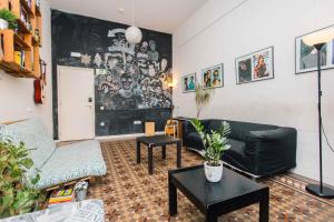 un soggiorno con divano e tavolo di 360 Hostel Borne a Barcellona