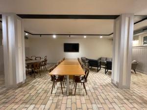 Palaima Hotel Anykščiai的电视和/或娱乐中心
