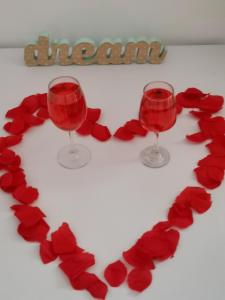 deux verres de vin rouge en forme de cœur dans l'établissement Iași Jacuzzi Apartment H, à Iaşi