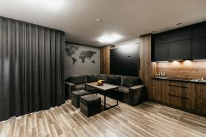 a room with a couch and a table and a world map on the wall at APARTAMENTY PARK CITY in Ostrów Wielkopolski