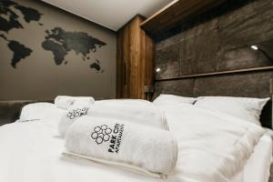 sypialnia z 2 łóżkami i ręcznikami w obiekcie APARTAMENTY PARK CITY w Ostrowie Wielkopolskim