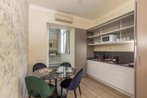 Kuchyňa alebo kuchynka v ubytovaní Spanish Steps Victoria Apartment