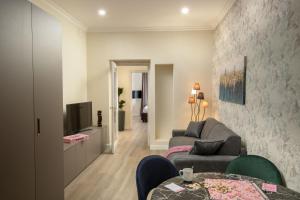 Televízia a/alebo spoločenská miestnosť v ubytovaní Spanish Steps Victoria Apartment