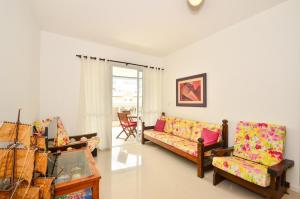 een woonkamer met 2 stoelen en een bank bij Águas dos Ingleses, Apartamento 3 suítes, uma quadra da Praia dos Ingleses N1617 in Florianópolis