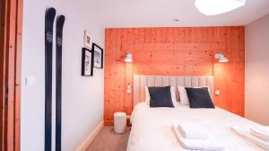 a bedroom with a bed with skis on the wall at Chalet Hôtel des 2 Gares in Saint-Gervais-les-Bains