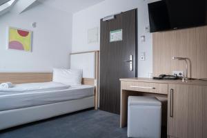 Postel nebo postele na pokoji v ubytování Alpha & Omega Hotel