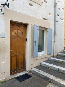 eine Tür und Fenster zu einem Gebäude mit Treppen in der Unterkunft La Ruelle des Bords de Loire - Classé 2** in Basse-Indre