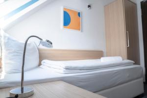 Postel nebo postele na pokoji v ubytování Alpha & Omega Hotel