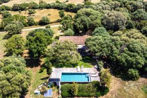 una vista aérea de una casa con piscina y árboles en Domaine de Peretti della Rocca, en Figari