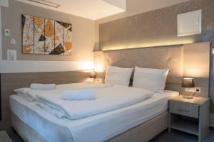 Postel nebo postele na pokoji v ubytování Alpha & Omega Hotel