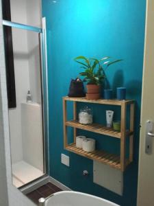 ein Badezimmer mit einem Waschbecken und einer blauen Wand in der Unterkunft Venetian Experience in Venedig