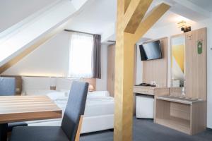 TV a/nebo společenská místnost v ubytování Alpha & Omega Hotel