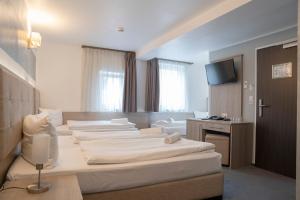 Postel nebo postele na pokoji v ubytování Alpha & Omega Hotel