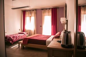 ein Hotelzimmer mit einem Bett und einem Fenster in der Unterkunft Resort Bacca Blu in Bricherasio