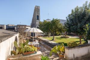 vista su un cortile con piante e chiesa di Domus Perrone Garden White a Squinzano