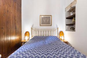 Un pat sau paturi într-o cameră la Domus Perrone Garden White
