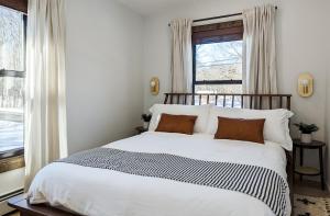 een slaapkamer met een groot bed en een raam bij Acorn Lodge - Luxury Cabin, Catskills, Windham Mountain, Hunter Mountain in Cairo