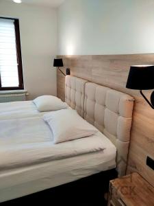 Łóżko lub łóżka w pokoju w obiekcie Lyck Apartamenty