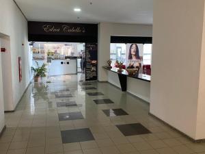 korytarz sklepu z podłogą wyłożoną kafelkami w obiekcie Flat beira mar, Olinda 4 Rodas 315 w mieście Olinda
