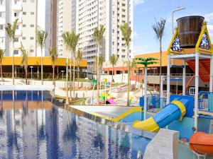 een zwembad met een waterpark met een glijbaan bij Solar das Aguas Park in Olímpia