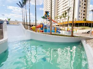 een waterpark met een glijbaan in het water bij Solar das Aguas Park in Olímpia
