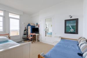 a bedroom with a bed and a desk at Le Celtic in Saint-Cast-le-Guildo