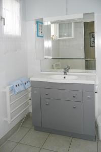 Koupelna v ubytování Holiday Home in Treompan near Sandy Beaches + 12 fotografií