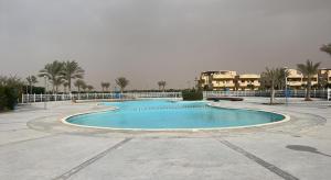 Bazén v ubytovaní شالية مجهز بالكامل موسي كوست Fully Equipped Chalet Mosa Coast alebo v jeho blízkosti