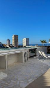 un gruppo di sedie seduti su un tetto di Villa Nirvana - Luxury Villa with Heated Pool a Playa Paraiso