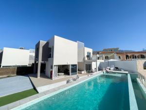 Foto dalla galleria di Villa Nirvana - Luxury Villa with Heated Pool a Playa Paraiso