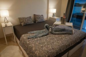 una camera da letto con un comodino sopra di Villa Nirvana - Luxury Villa with Heated Pool a Playa Paraiso