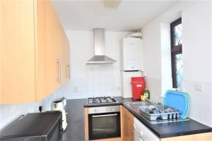 Cosy 3 Bedroom House near Heathway station